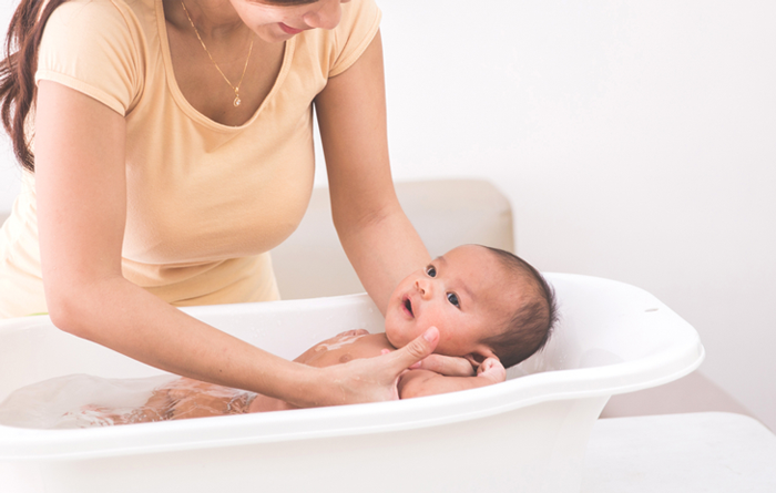 How to hold your baby when them putting into a bath How to hold your baby when them putting into a bath
